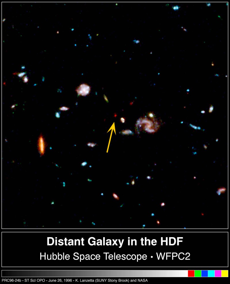 Einblick in das Universum, aufgenommen durch das Nasa-Telesko „Hubble“ im Dezember 1995 und analysiert von Amos Yahil und seinen Kollegen. Die Pfeile zeigen auf eine sehr blasse Galaxie, die weiter entfernt erscheint als jede bekannte Galaxie zuvor. © K. Lanzetta and A. Yahil (SUNY) and NASA