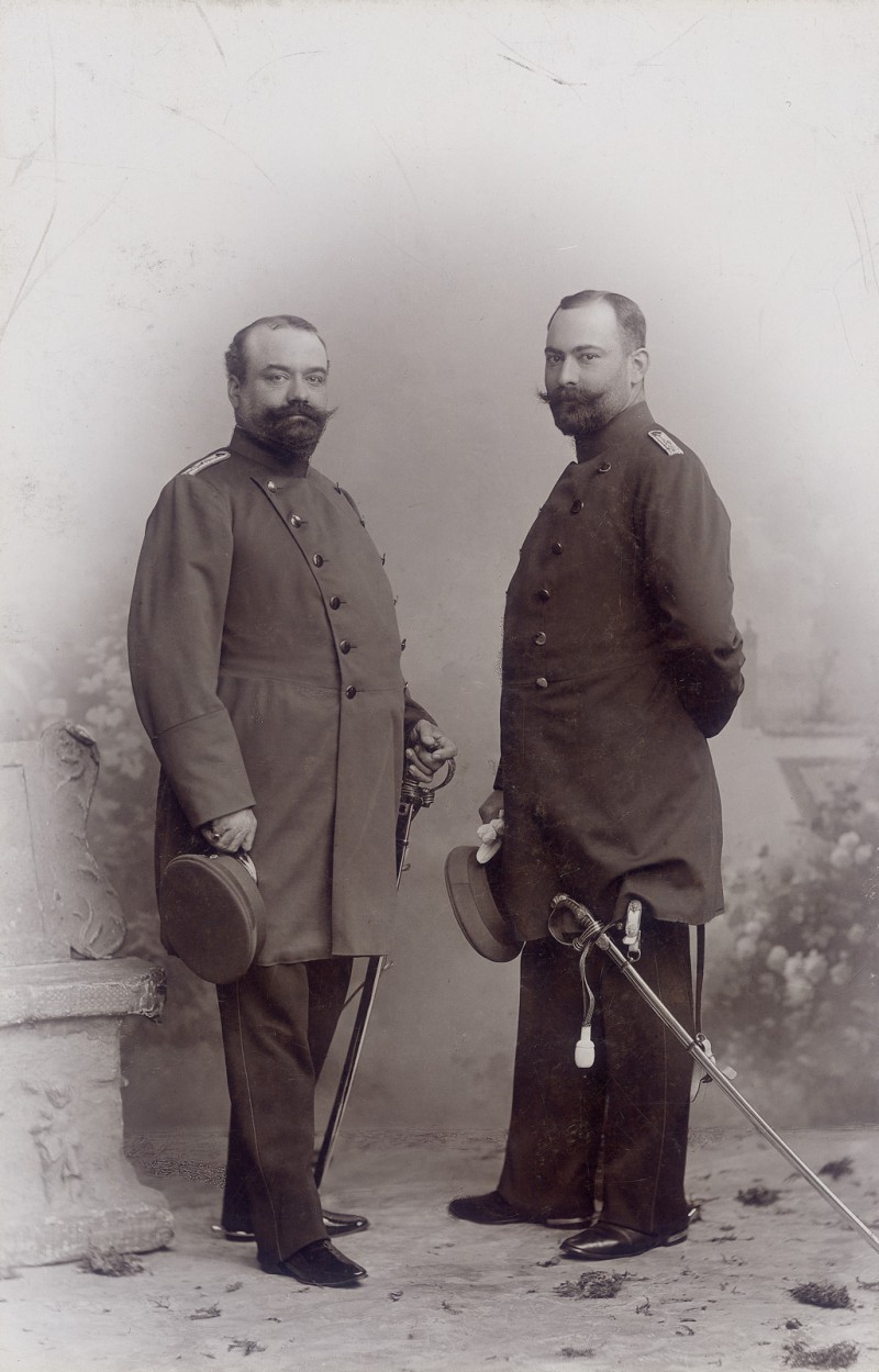 Franz von Mendelssohn mit seinem älteren Bruder Robert (links) in Militäruniform, 1898, Abbildung: Privatbesitz
