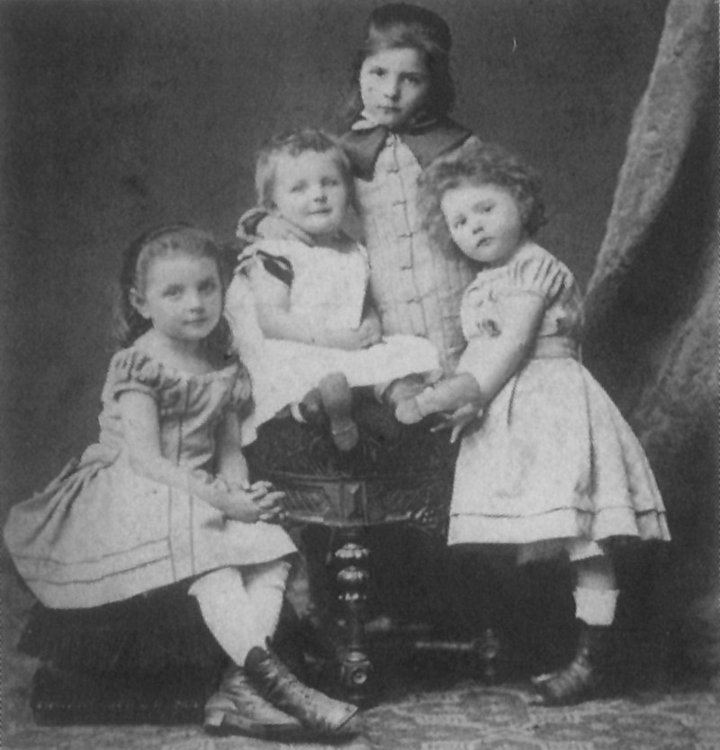 The four oldest children of the Baum family.  From left to right: Anna, Ernst, Rebecka, and Marie (at the age of four).  Photo, 1878, reproduced in 1901 © Archiv und Museum der Universität Heidelberg.