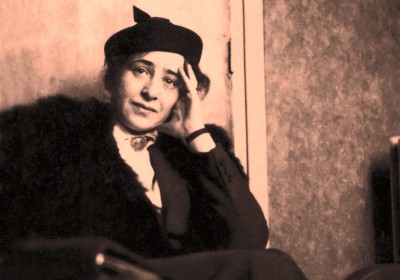 Hannah Arendt, die jüdische Philosophin aus Deutschland, 1935 in einem Pariser Café, © Hannah Arendt Bluecher Literary Trust