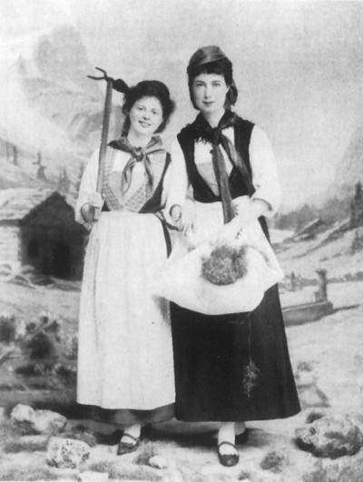 Marie Baum (links) mit ihrer Freundin, der Botanikerin Margarete von Uexküll, in der Tracht Walliser Bäuerinnen bei einem Volksfest in Zürich. 1896 © Universitätsarchiv Heidelberg