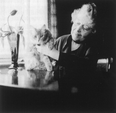 Ricarda Huch with cat in Marie Baum’s Heidelberg flat, 1934 © Archiv und Museum der Universität Heidelberg.